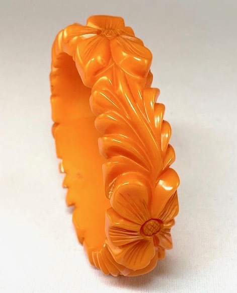 BB257 superb flower carved cantaloupe bakelite bangle
